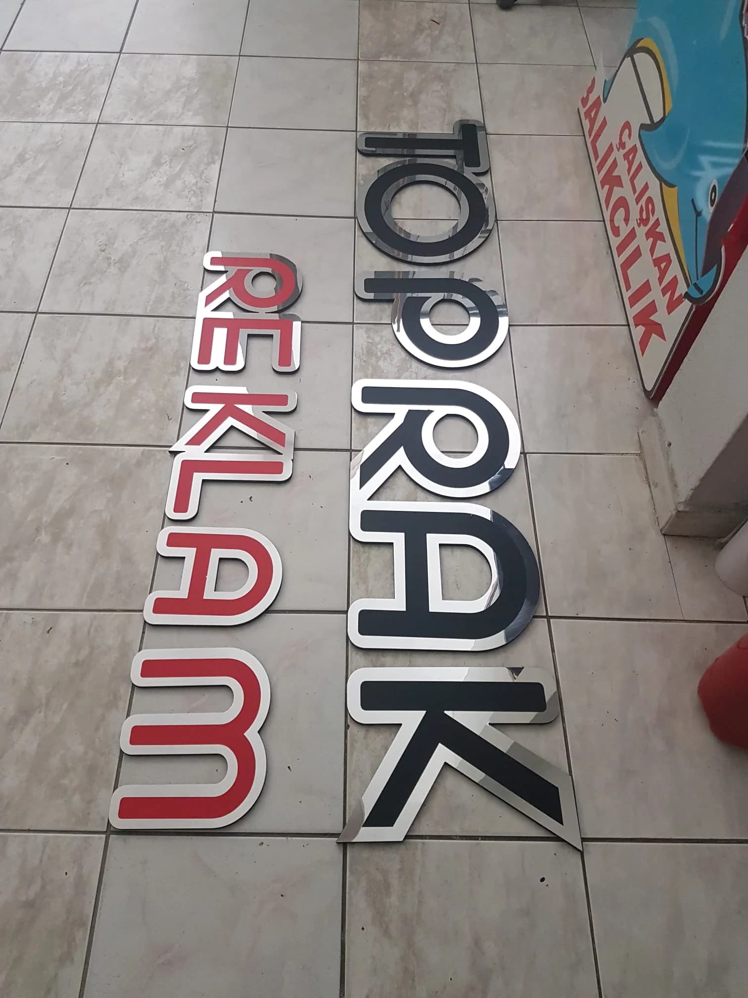 ışıklı otel tabelası