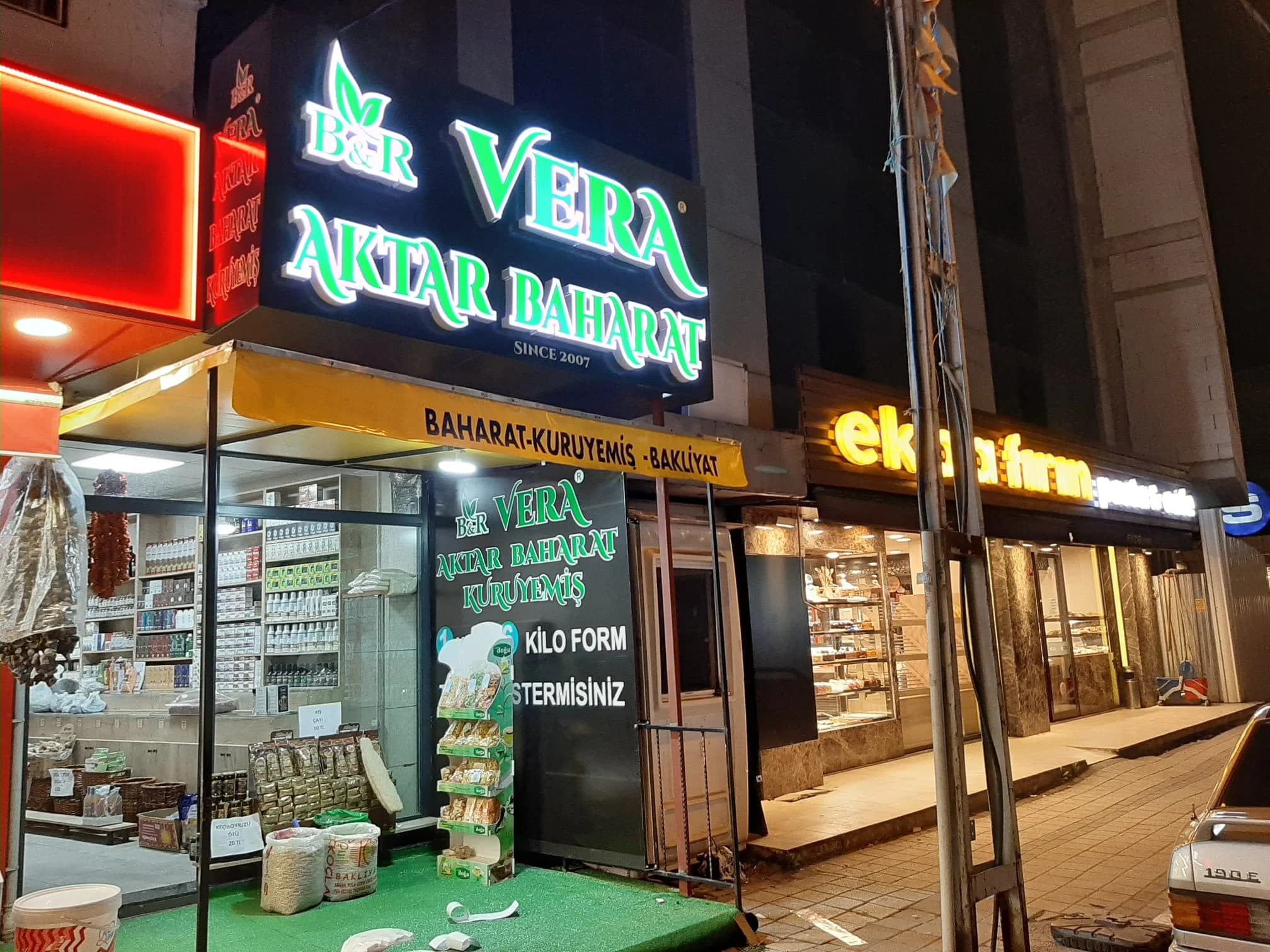 Cadde cephesinde dijital LED ekran kurulum örneği