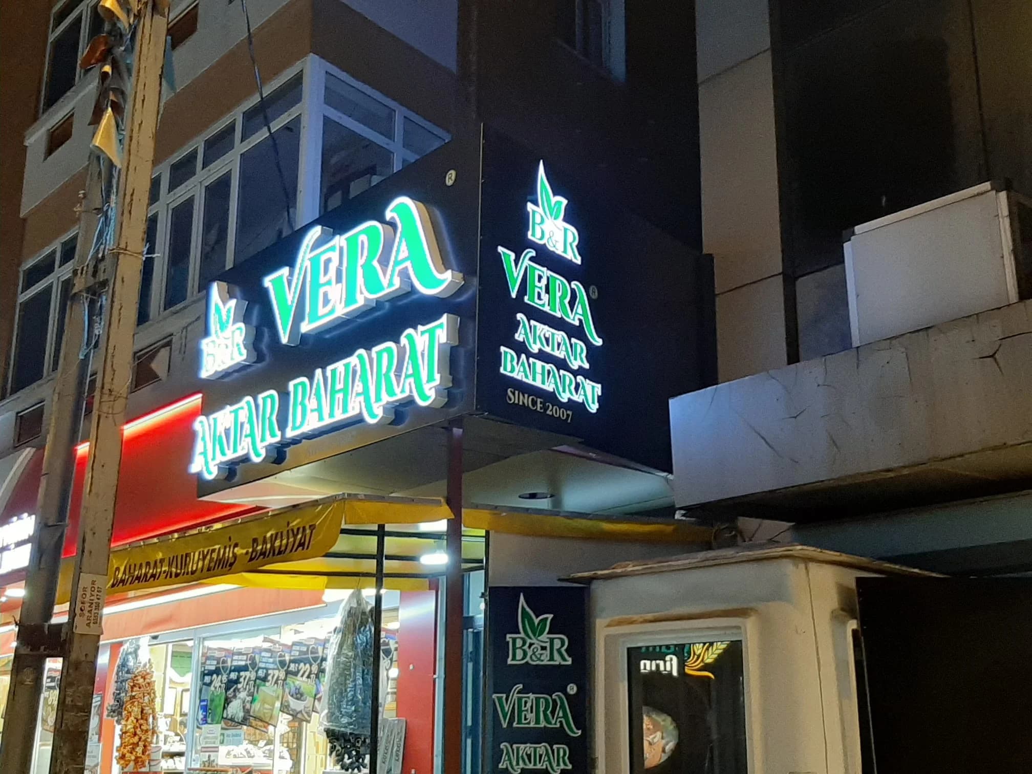 Kadıköy mağazaları için modern LED tabela örneği
