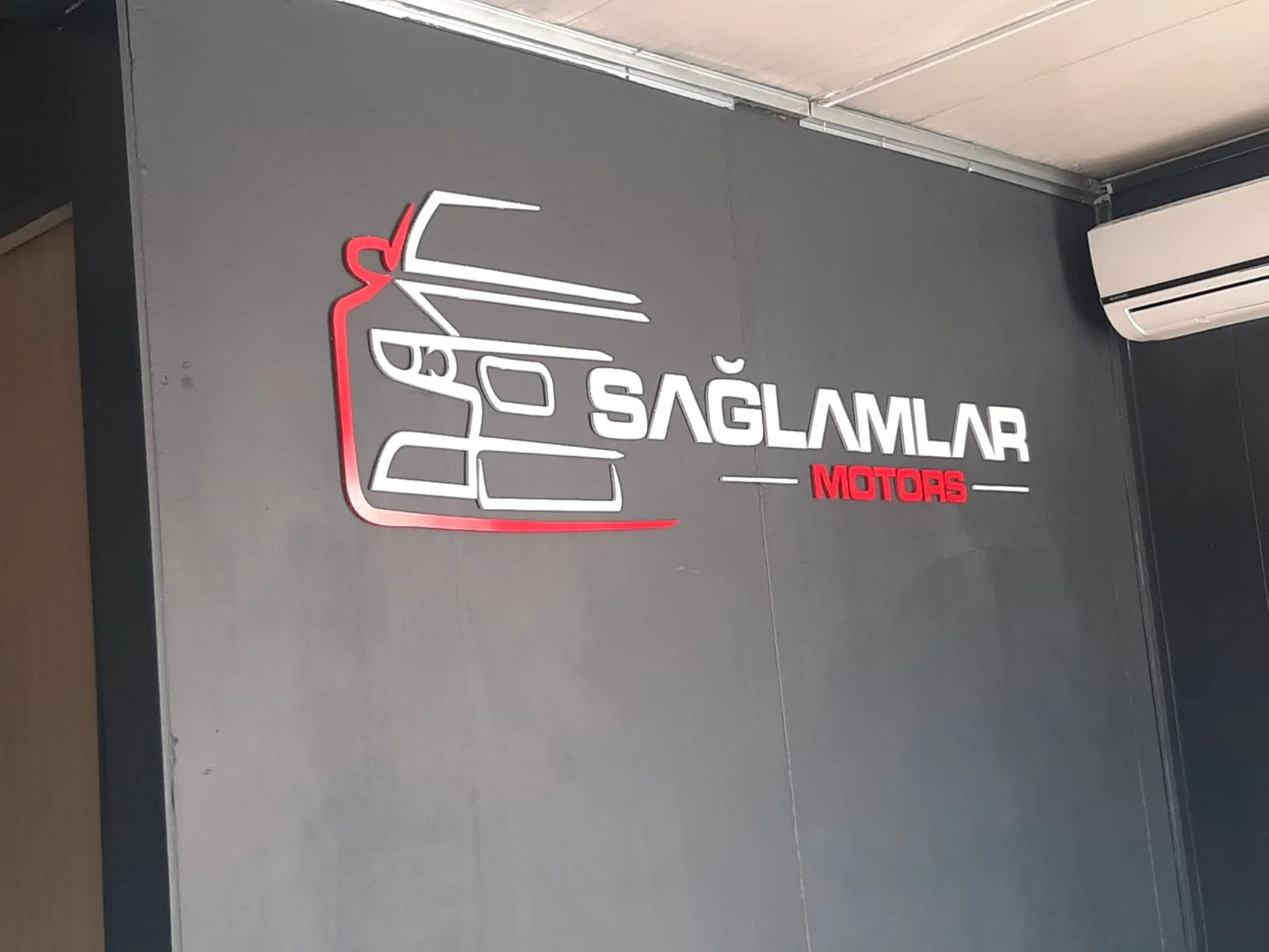 Alüminyum kompozit panelle üretilmiş cephe tabela modeli